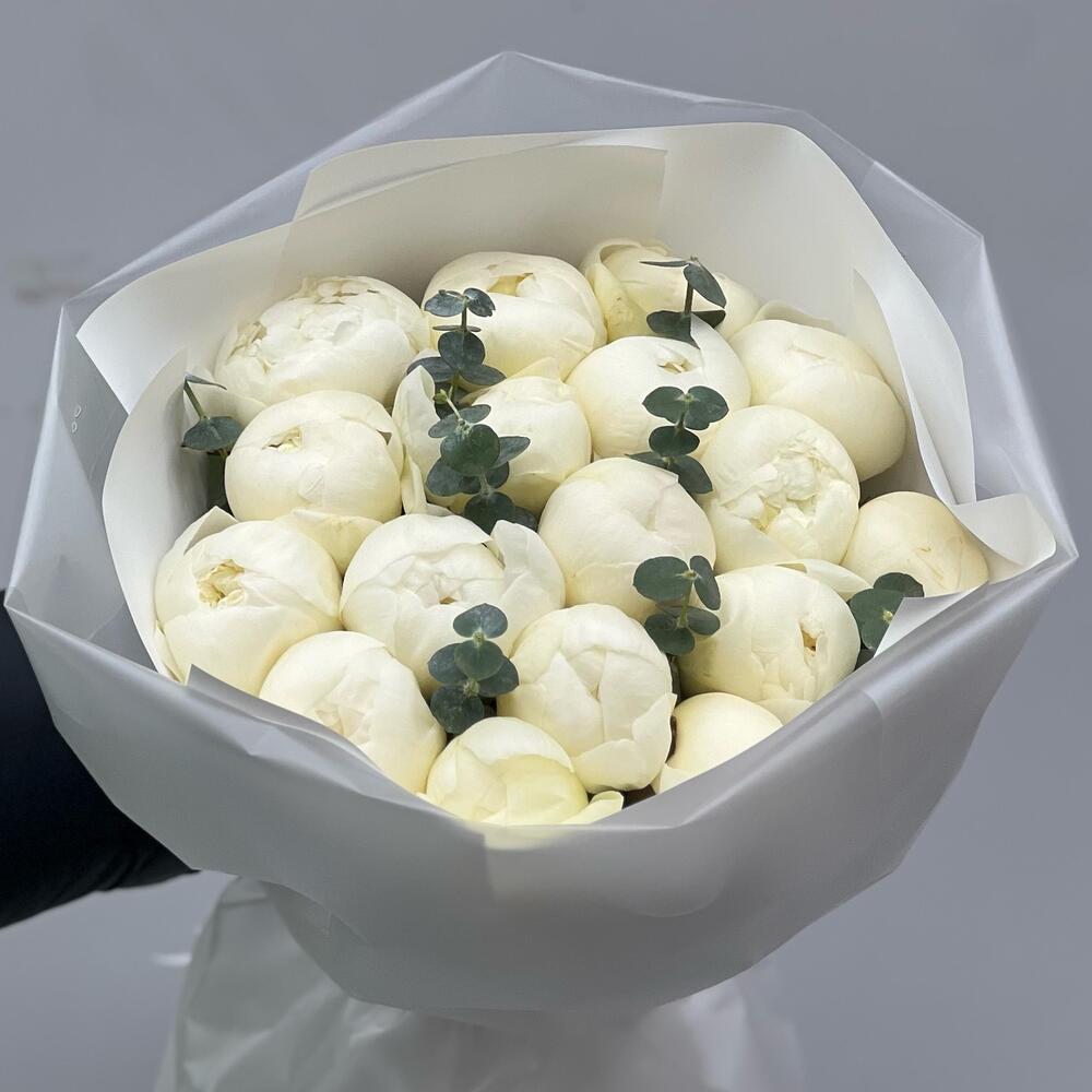 Букет из 17 белых пионов