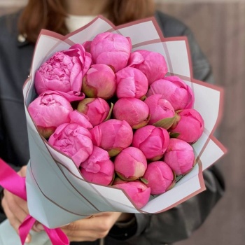 Букет из 19 розовых пионов